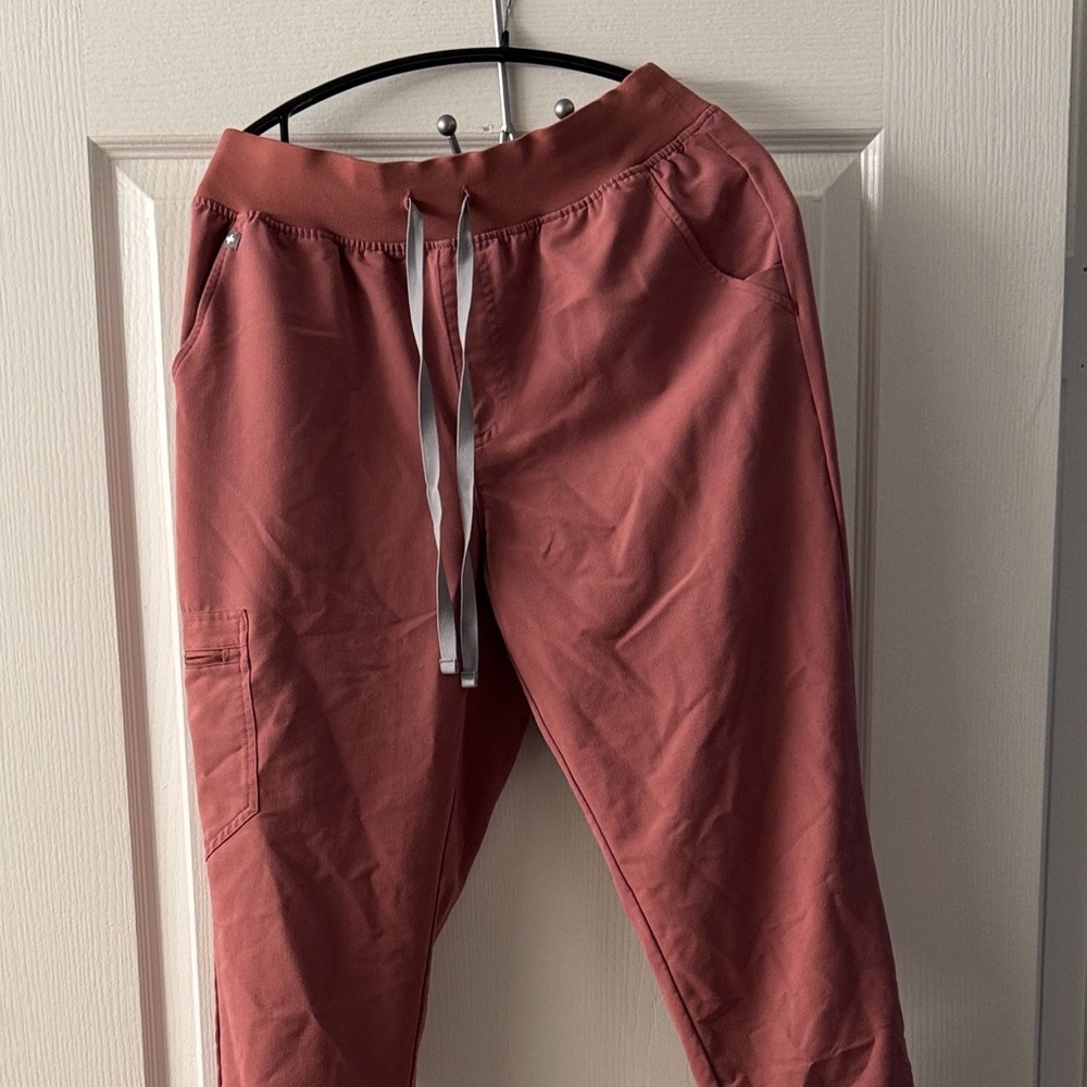 Figs Scrub Set
High Waist Jogger pants and Rafaella Shirt in size M Color Mauve - Picture 3 of 4